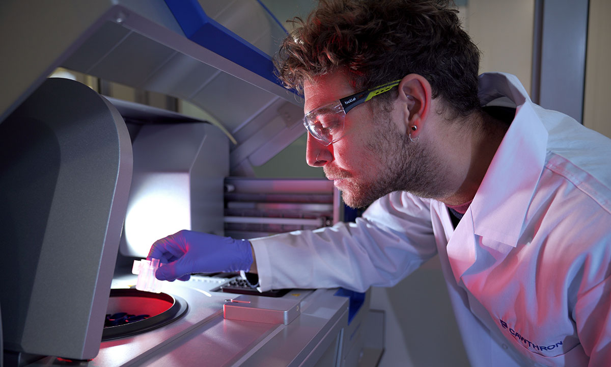 Two laboratory technicians with samples on desk